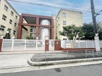 大阪市立真住中学校まで1150m 徒歩15分。1993年設立。めざす子ども像：「課題を見つけ解決できる子ども ・チャレンジ意欲あふれる子ども ・仲間を動かし協働できる子ども」。学校HPに、授業・行事の様子などが紹介されています。