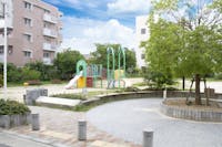 萱島あやめ公園まで450m 徒歩6分。小さなお子様も遊びやすい遊具が設置された公園。お子様がおなかが空いたりオムツが汚れたりした際はすぐに帰宅できる距離にあり、安心して気軽にお出かけできる公園です。