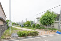 中徳公園まで60m 徒歩1分。住宅街の奥まった場所にあり、車通りなどを気にせず遊べる公園。広場の周りに芝生やベンチ、遊具が備えられています。バスケットブランコの設置もあり、小さいお子様も楽しめる公園です。