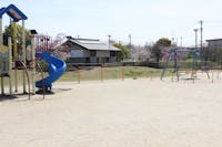 ひので公園まで現地より1020m 徒歩13分。お子様がおなかが空いたりオムツが汚れたりした際はすぐに帰宅できる距離にあり、安心して気軽にお出かけできる公園です。小さなお子様でも楽しめるすべり台などの遊具があります。