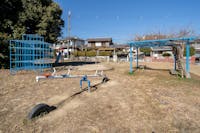 学園緑ヶ丘三丁目街区公園まで550m～610m 徒歩約7分～8分。ジャングルジムや滑り台、シーソー、ブランコなどの遊具が設置された公園。砂場や芝生のエリアもあり、小さなお子様ものびのびと遊べそうです。