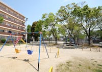 三津屋公園まで310m～320m 徒歩4分。ブランコや滑り台などの遊具がある公園。小さなお子様との毎日のお出かけ場所に最適です。お子様がおなかが空いたりオムツが汚れたりした際はすぐに帰宅できる距離にあり、気軽にお出かけできそうです。