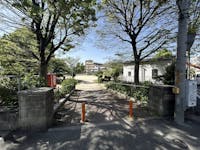 長吉公園まで120m 徒歩2分。ブランコ・滑り台・鉄棒などの遊具や砂場が設けられた公園。植栽が手入れされ、緑豊かな環境の中でのびのびと遊ぶことができます。ベンチ・自動販売機の設置有