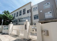 神戸市立上野中学校まで590m 徒歩8分。1948年に設立され、75年以上の歴史を誇る中学校です。校訓は「豊かな心 たゆまぬ努力」です。学校ホームページに、授業中や行事の様子などが写真付きで公開されています。