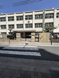 長吉東小学校まで1060m 徒歩14分。HPでは児童たちの様子が写真付きで紹介されているほか、美味しそうな給食が毎日更新されています。教育目標：「すべての子どもの学習する権利を保障する―みんながつくる みんなの長吉東小学校―」。