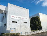 Home&nicoホール(江南市民文化会館)まで930m 12分。定員1400席の大ホールや、小ホール、会議室、展示室などが設けられた市内最大の複合施設。式典や講演、演劇やコンサートなど多目的に活用されています。/開館時間9:00～21:30、毎月第3月曜休館