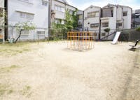 大池町児童遊園まで570m～580m 徒歩8分。徒歩圏内にあるため、小さなお子様の遊び場として気軽に利用できる公園です。ブランコ・ジャングルジム・鉄棒・滑り台等の遊具やベンチが設置され、のびのびと遊ぶことができます。