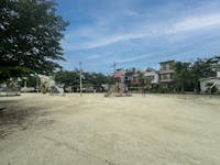 弥生公園まで180m・190m 徒歩3分。複合遊具や滑り台、ブランコなどが設置されている公園です。緑豊かな植栽が施されており、自然に触れられます。小さなお子様を連れて、毎日気軽に出かけられる距離です。