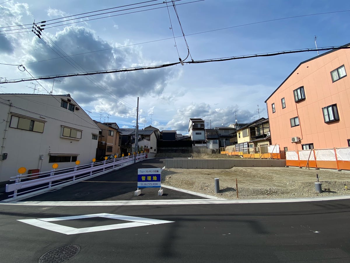 【現地土地写真】
京阪本線・JR奈良線「東福寺」駅まで徒歩11分！全7家族が集う新たな「アージュの街」が誕生します。幅員6.0m超えの公道に面した開放的な街並みで、のびのびと暮らせそうです。