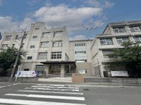 大阪市立城陽中学校まで1700m 徒歩22分。1947年に設立された公立中学校。校訓：「共に学び、共に生きる」「時を守り、場を清め、礼を正す」。学校HPにて、授業・行事の様子や部活動の様子などが写真付きで紹介されています。