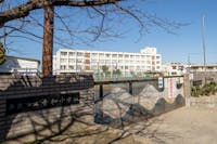 奈良市立青和小学校/青和こども園まで1220m～1260ｍ 徒歩16分。小学校とこども園が隣接。小学校では、キャリア形成の基盤づくりやインクルーシブ教育を目指しています。こども園では子育て支援として、未就園児親子登園が実施されています。