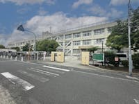 東大阪市立弥刀中学校まで910m・920m 徒歩12分。校訓は「自主」「友愛」「創造」、「人権を尊び、真理を追究し、平和を愛する生徒を育てる。」などが教育目標として掲げられています。HPにて時間割や行事予定表を確認することができます。