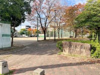 飯田公園まで190m～200m 徒歩3分。ブランコや滑り台などの遊具があるエリアとグラウンドがあり、ボール遊びをしたり、のびのびと走り回ることもできる公園。歩いてすぐの距離なので、ちょっとした空き時間にお子様を遊ばせることができます。