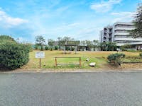 雄琴臨水公園まで660m～690m 徒歩9分。琵琶湖を望む、自然豊かな公園。のびのびと外遊びや散歩を楽しめます。夏季は屋外プールがオープンするため、小さなお子様も含め幅広い世代が利用可能です。トイレ・ベンチ・自動販売機の設置有。