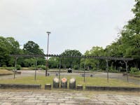 五町公園まで10m～30m 徒歩1分。現地の目の前にあり、お出かけも帰宅もスムーズ。広々としたグラウンドやプール、アスレチックなどが設けられた公園。散歩コースがあり、四季を通して豊かな自然を楽しむことができます。