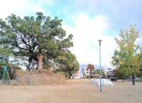 聖天山公園まで200m 徒歩3分。園内に聖天山古墳がある公園です。園内にはブランコ・すべり台・砂場など遊具やテニスコートがあり、子どもから大人まで多くの人でにぎわっています。ベンチやトイレ、自販機の設置有。