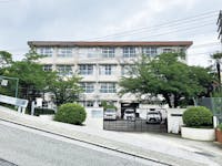 西宮市立苦楽園小学校まで1440m 徒歩18分。1976年に設立された公立小学校。『一人一人の子どもの個性や可能性を伸張して、社会に奉仕できる、心ゆたかな創造的実践人を養う』が学校教育目標として掲げられています。