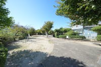 春日元町公園まで440m 徒歩6分。鉄棒、滑り台、ブランコ等の遊具と、木陰で休息できるベンチが設置された公園です。遊具と遊具の間のスペースにゆとりがあるので、小さなお子様も安心して遊ぶことができそうです。