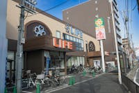 ライフ 西七条店まで920m 徒歩12分。食料品・お酒、日用品、手作りパン、書籍、衣料品等の取り扱いがあるスーパー。利用可能サービス：当日お届けサービス・ネットスーパー・証明写真機・コピー機等。/営業時間9:00～12:00